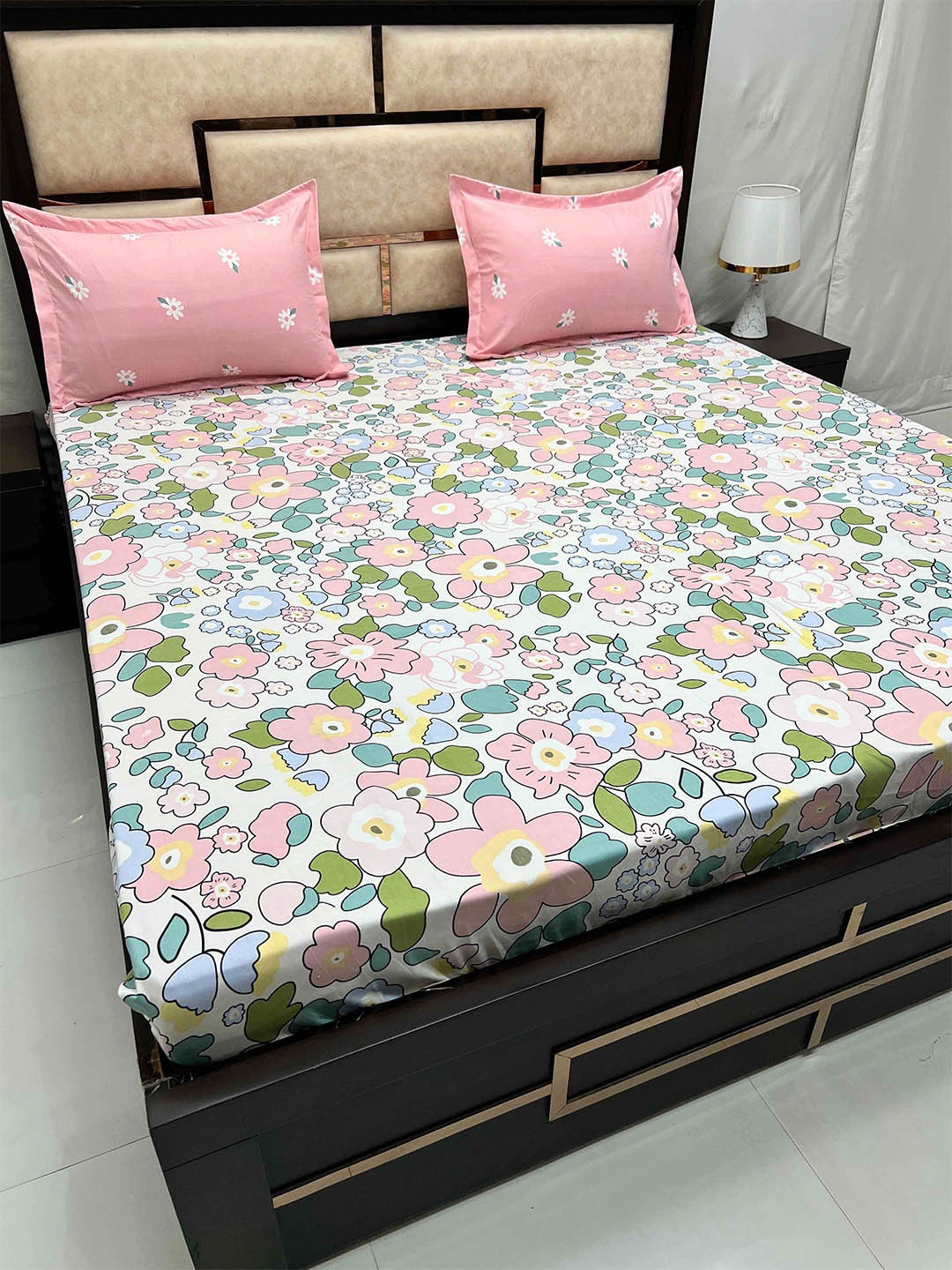 

Pure Decor Leisure Fur White & Blue Floral 250 TC King Bedsheet with 2 Pillow Covers