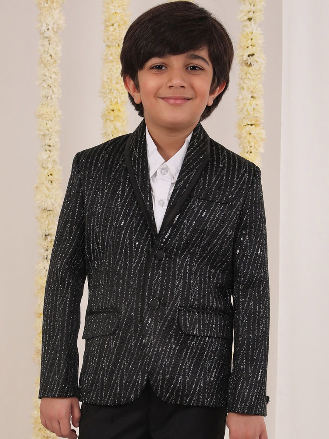

VASTRAMAY Boys Self Design Single Breasted Slim-Fit Blazer, Black