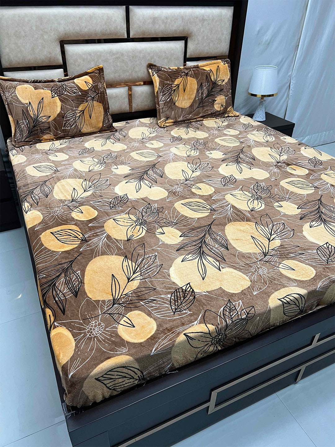 

Pure Decor Brown & Black Floral Printed 130 TC King Bedsheet with 2 Pillow Covers