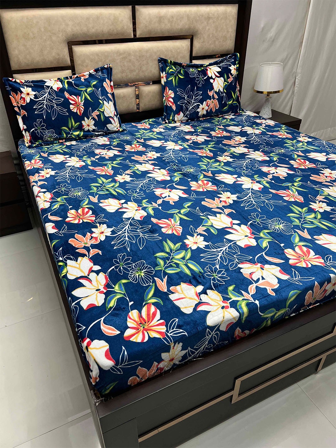 

Pure Decor Blue & Red Floral Printed 130 TC King Bedsheet with 2 Pillow Covers