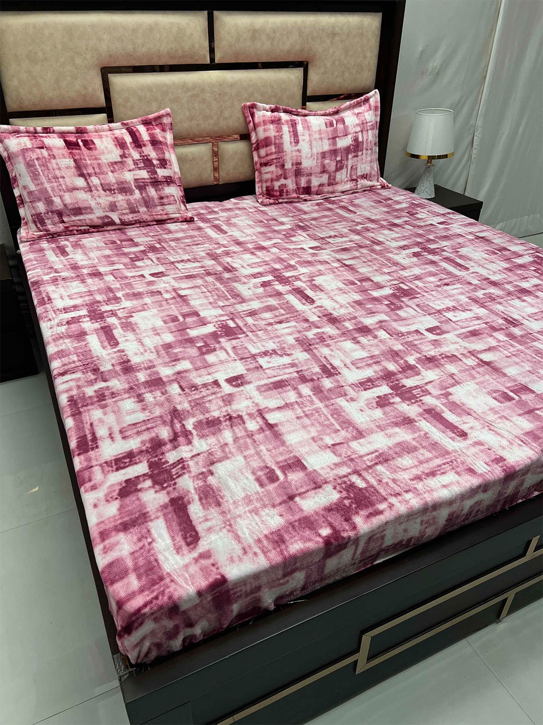 

Pure Decor Pink & White Printed 130 TC King Bedsheet with 2 Pillow Covers