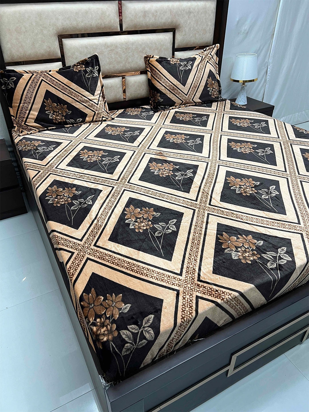 

Pure Decor Cozy Brown & Black Floral 130 TC King Bedsheet with 2 Pillow Covers