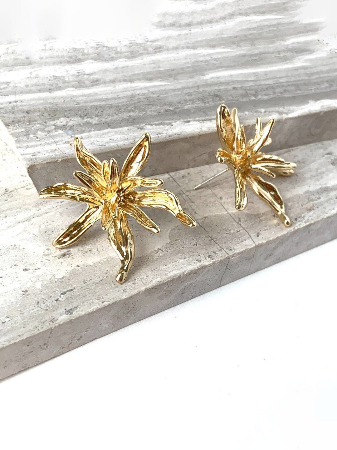 

FIMBUL Gold-Plated Floral Studs Earrings