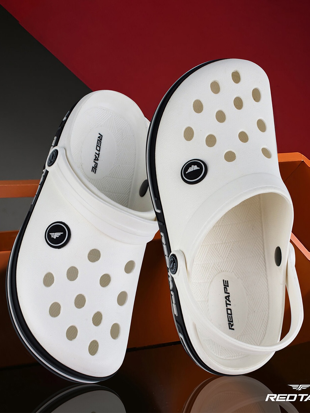 Red Tape Men Lightweight Rubber Clogs, White