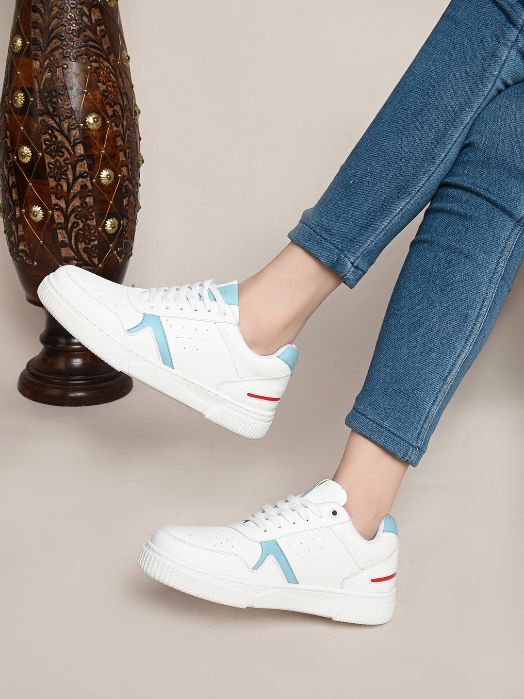 

HRX by Hrithik Roshan Women White & Blue Lightweight Comfort Insole Sneakers