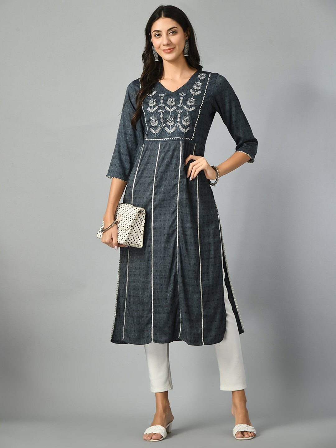 

DOISA Floral Embroidered Thread Work Kurta, Grey