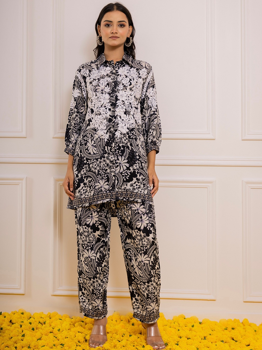 

HOUSE OF KARI Floral Printed Pure Silk Kurta with Trousers, Black