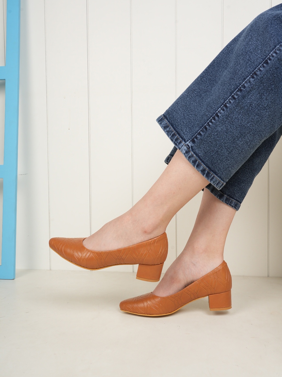 

DressBerry Tan Brown Pointed Toe Textured Block Pumps