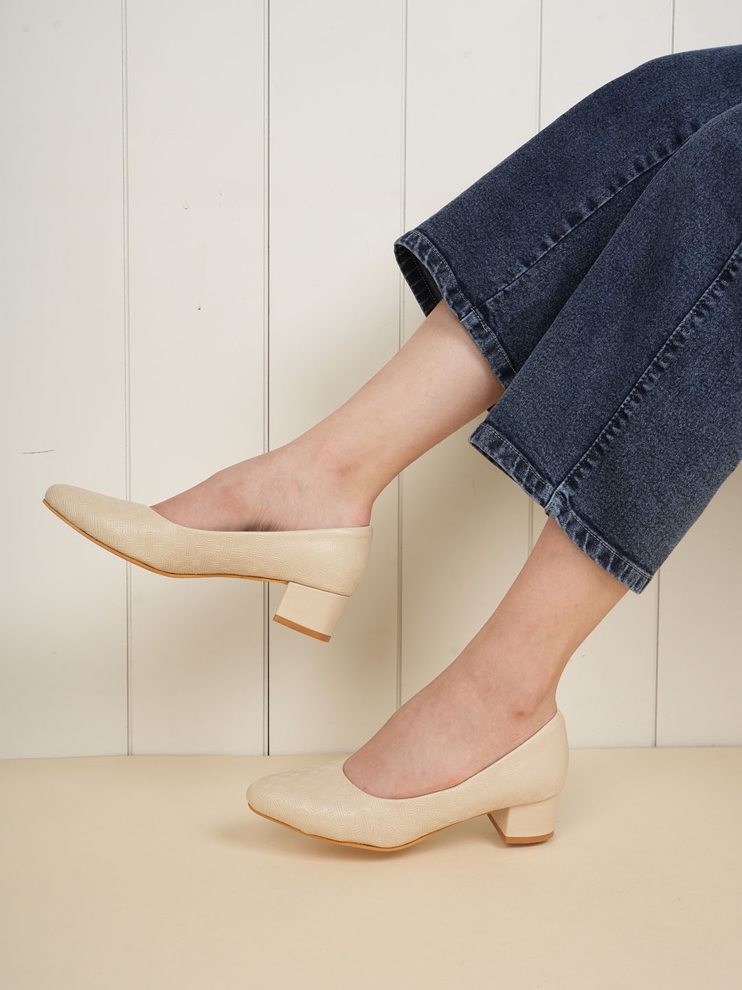 

DressBerry Cream-Coloured Pointed Toe Textured Block Pumps