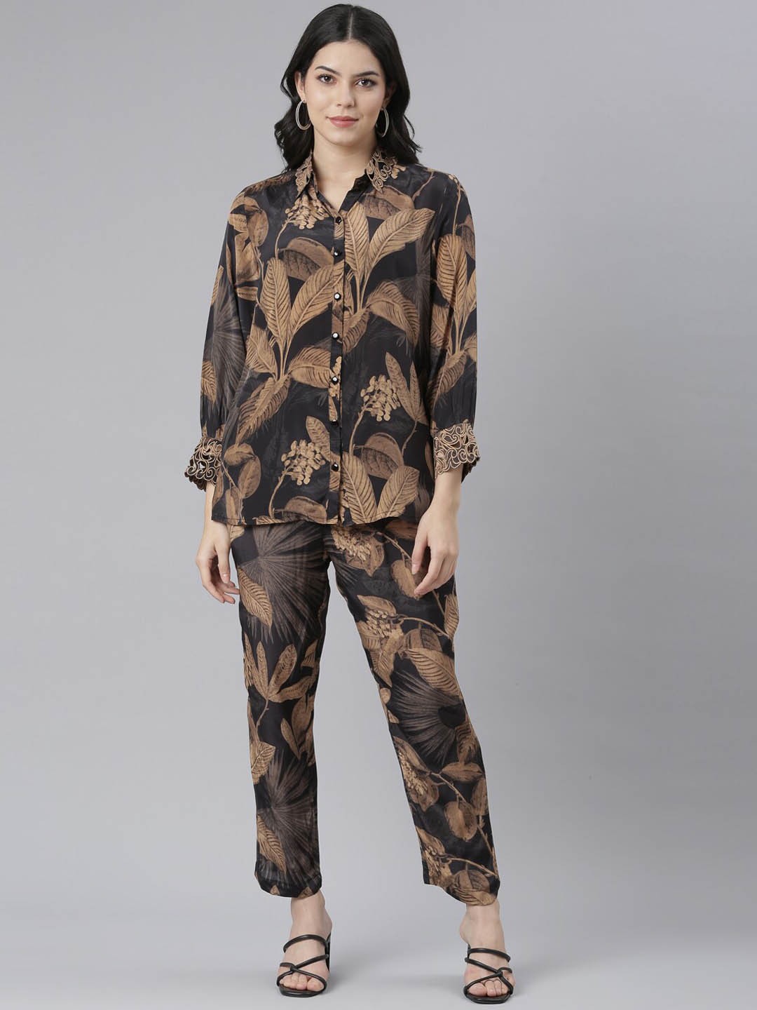 

Neerus Floral Printed Shirt & Trousers, Black