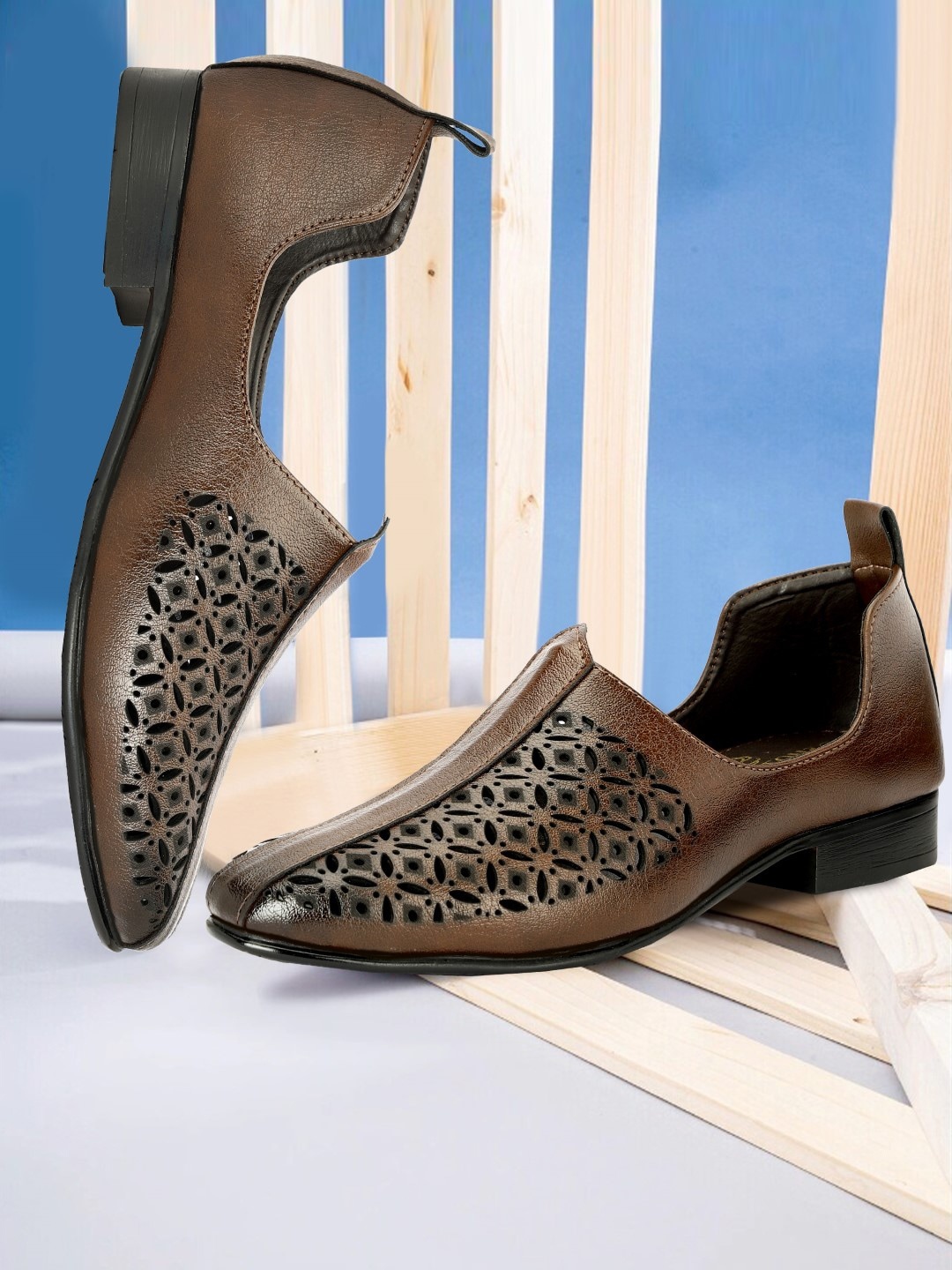 

SHOZANIA Men Textured Lightweight Leather Ethnic Mojaris, Brown