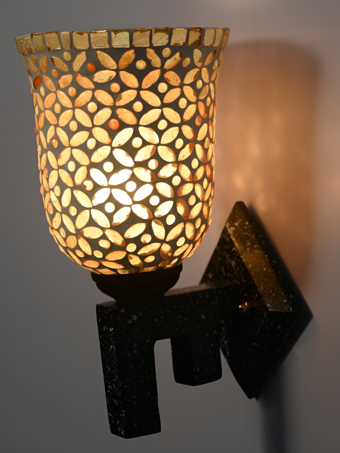 

Afast Beige & Black Textured Abstract Shaped Glass Wall Lamp