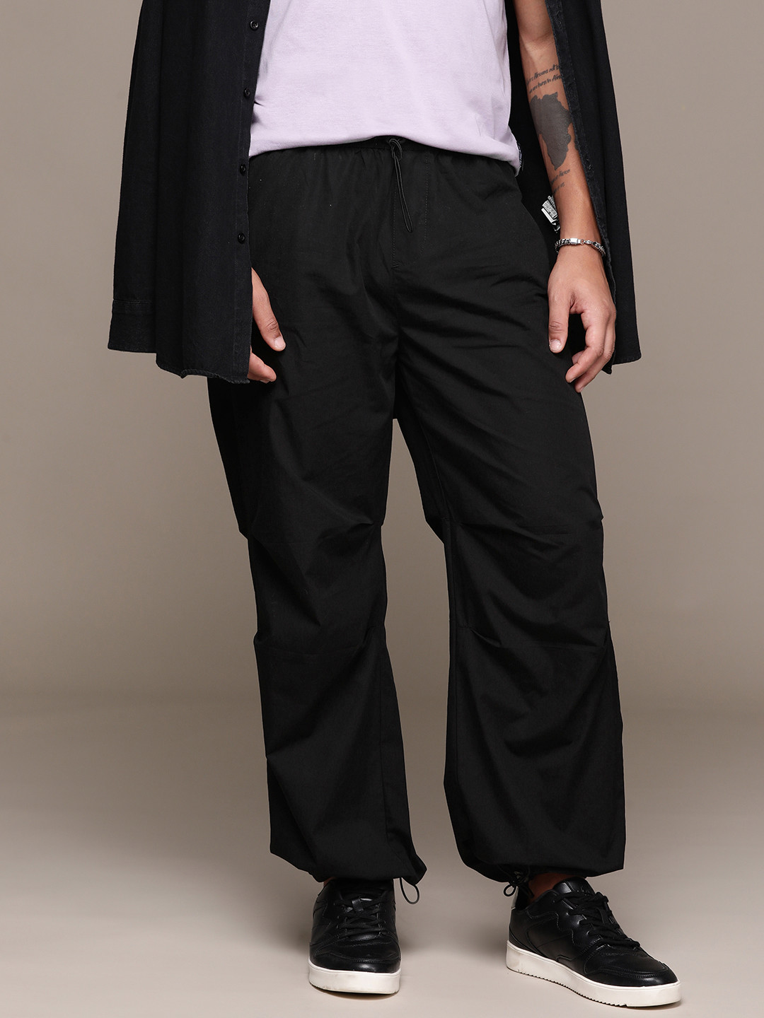 

The Roadster Lifestyle Co. Men Mid-Rise Pure Cotton Parachute Trousers, Black