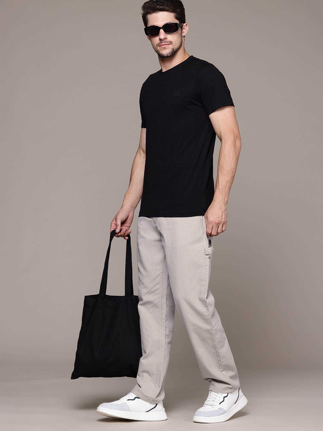 

The Roadster Lifestyle Co. Men Pure Cotton Cargo Trousers, Grey