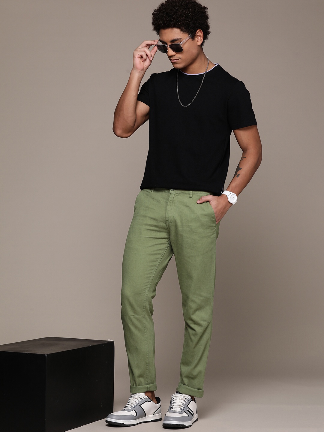 

The Roadster Lifestyle Co. Men Slim Fit Pure Cotton Trousers, Olive