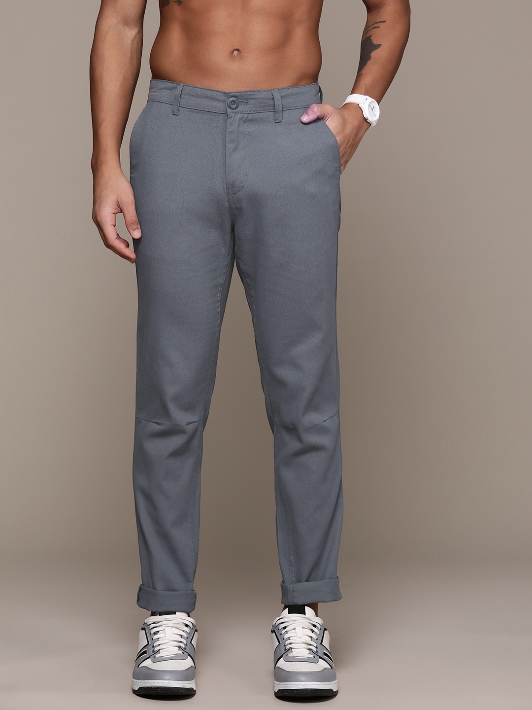

The Roadster Lifestyle Co. Men Slim Fit Pure Cotton Trousers, Grey