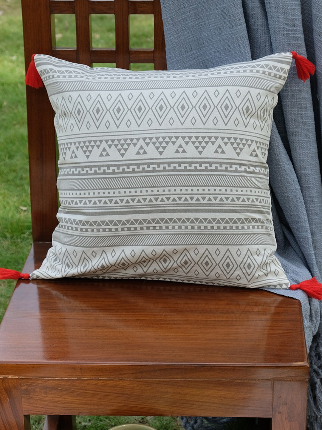 

DESIGN GAATHA Cream-Coloured & Grey Geometric Printed Cotton Square Cushion Cover