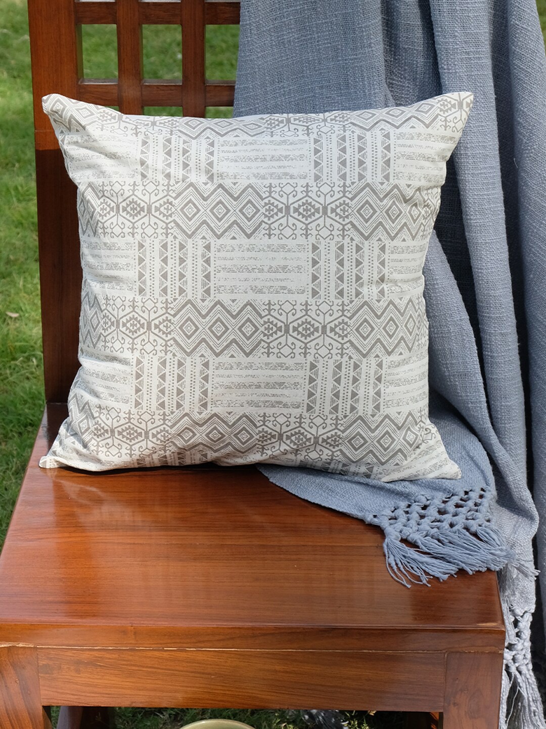 

DESIGN GAATHA Cream-Coloured & Grey Geometric Printed Cotton Square Cushion Cover