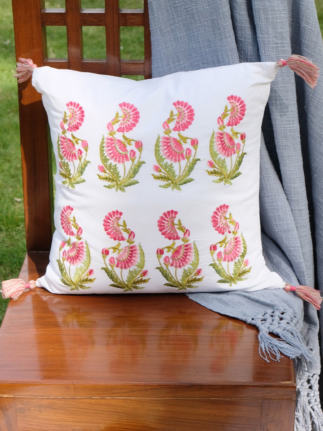 

DESIGN GAATHA Off White & Pink Floral Embroiederd Cotton Square Cushion Cover