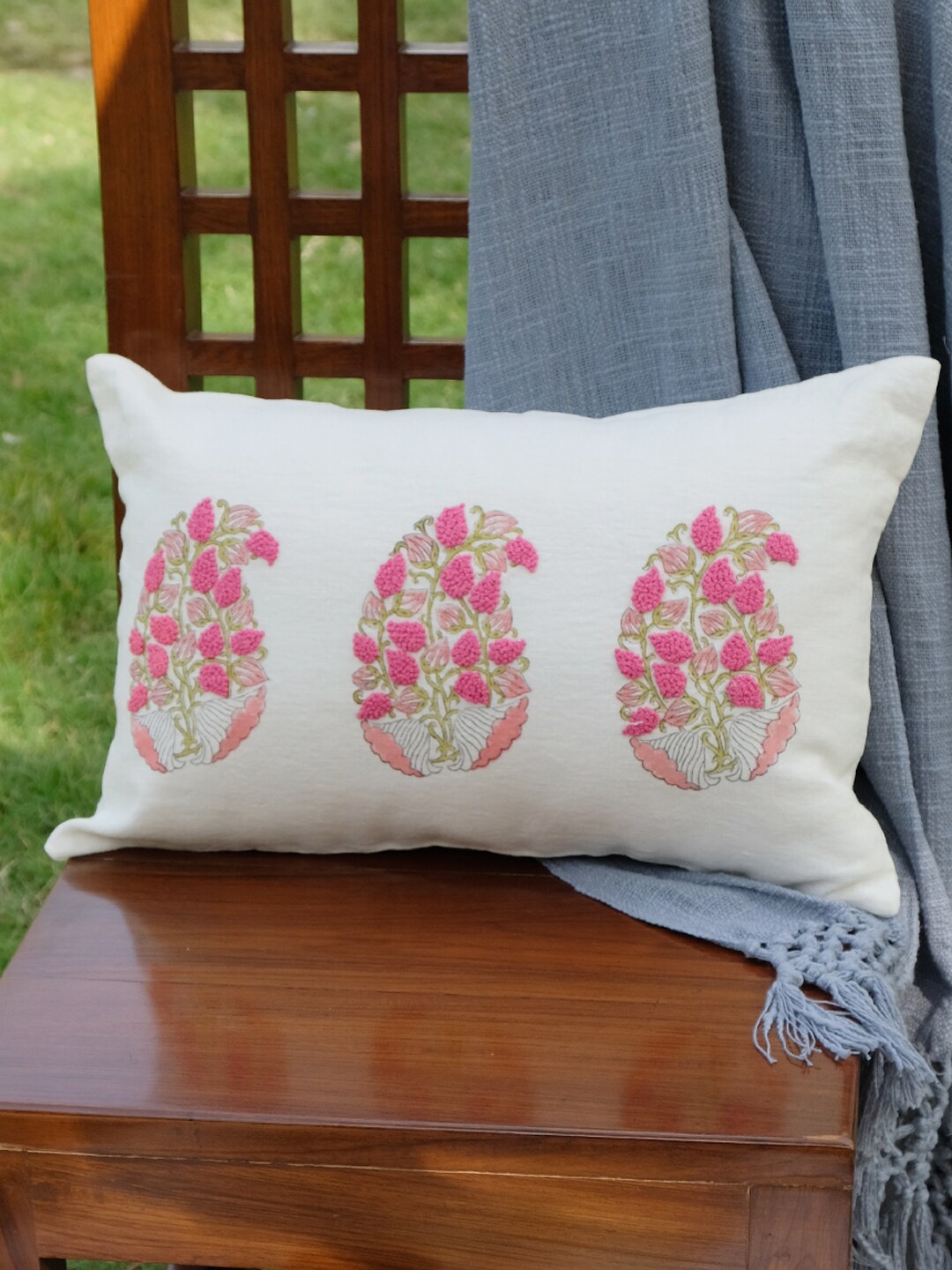 

DESIGN GAATHA Cream & Pink Paisley Embroiederd Linen Rectangle Cushion Cover