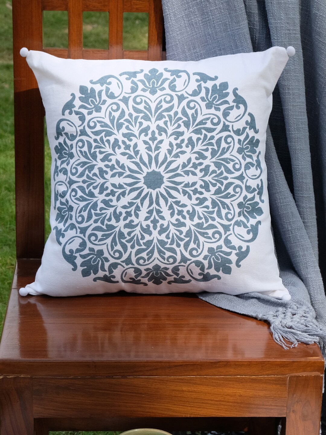 

DESIGN GAATHA Off White Ethnic Motifs Cotton Square Cushion Cover