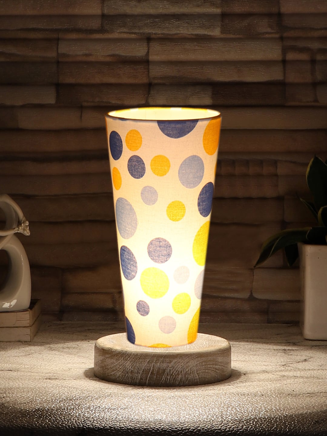 

Devansh White & Blue Cotton Cylinder Table Lamps With Brown Round Wood Base