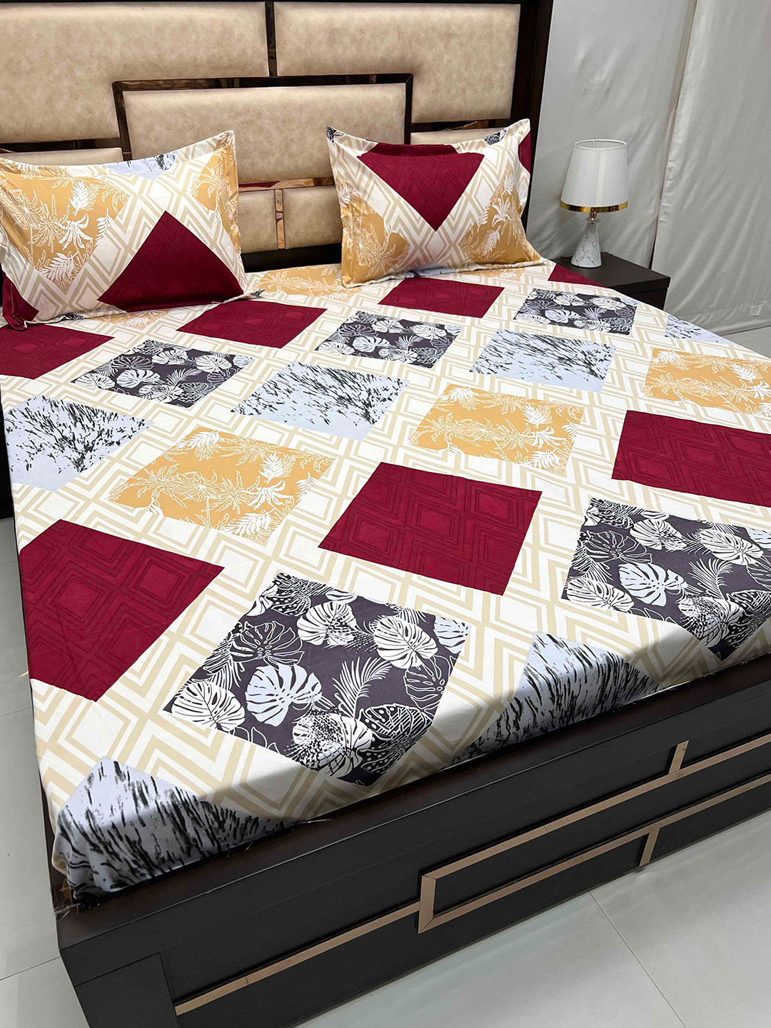 

Pure Decor Castle White & Red Tropical 162 TC King Fitted Bedsheet with 2 Pillow Covers