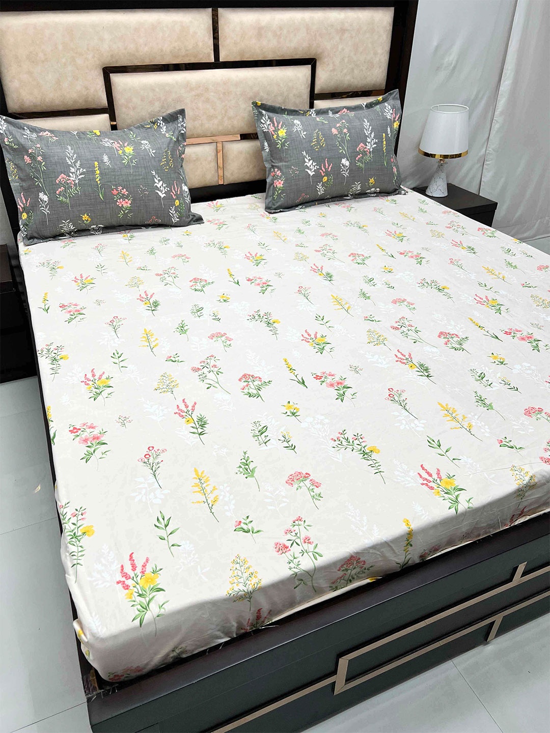 

Pure Decor Leisure Fur White & Green Floral 240 TC King Bedsheet with 2 Pillow Covers