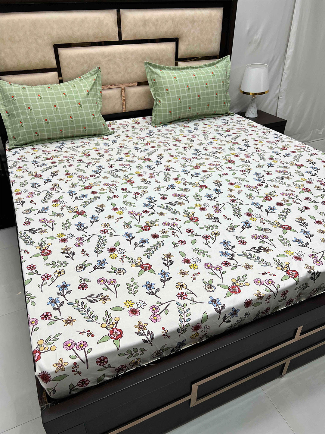 

Pure Decor Leisure Fur White & Green Floral 240 TC Super King Bedsheet & 2 Pillow Covers