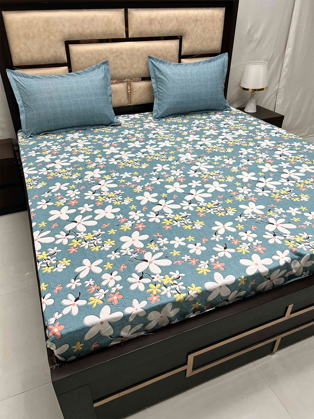 

Pure Decor Leisure Fur Blue & White Floral 240 TC King Bedsheet with 2 Pillow Covers
