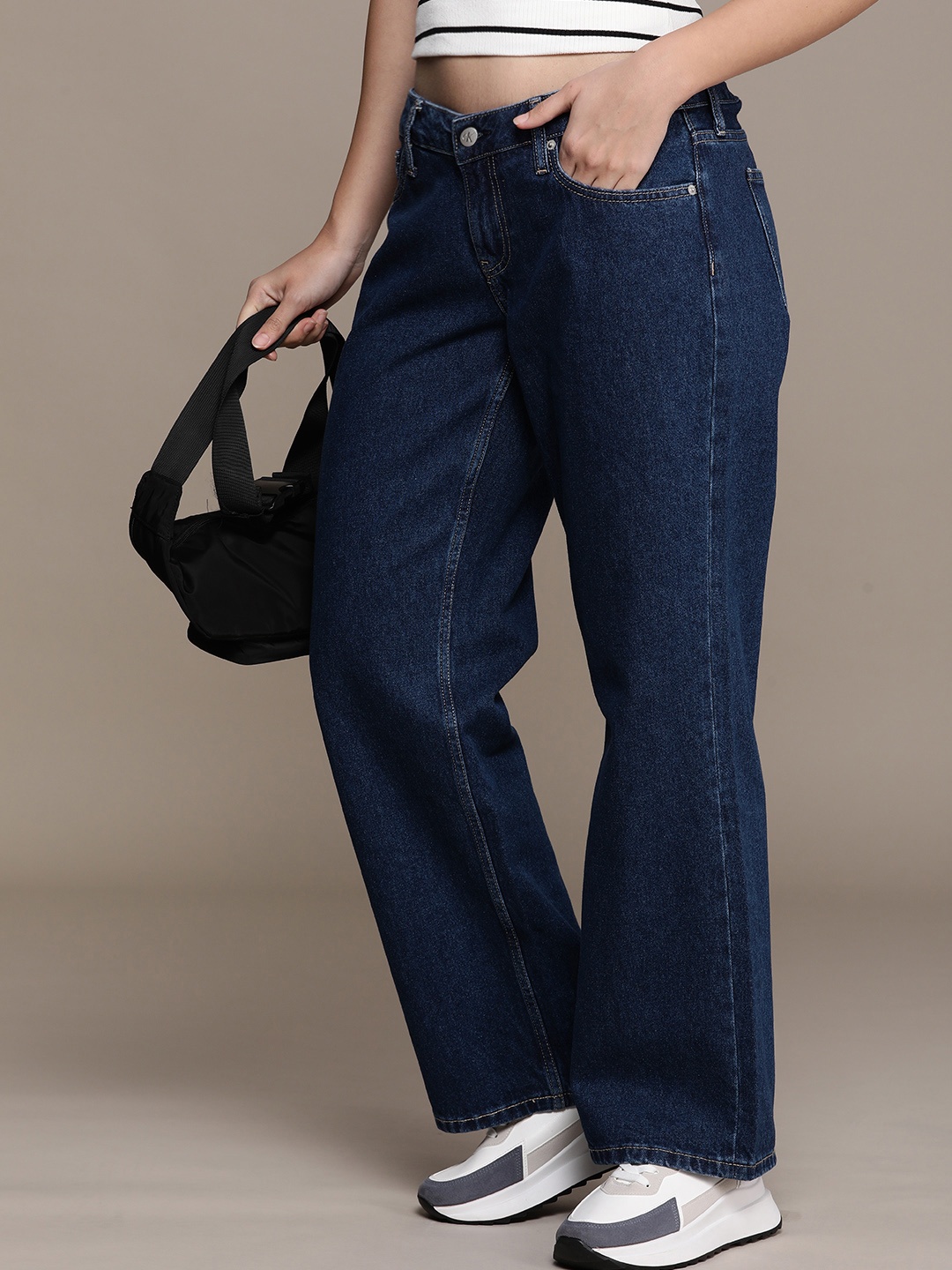 

Calvin Klein Jeans Women Pure Cotton Baggy Low-Rise Light Fade Jeans, Blue