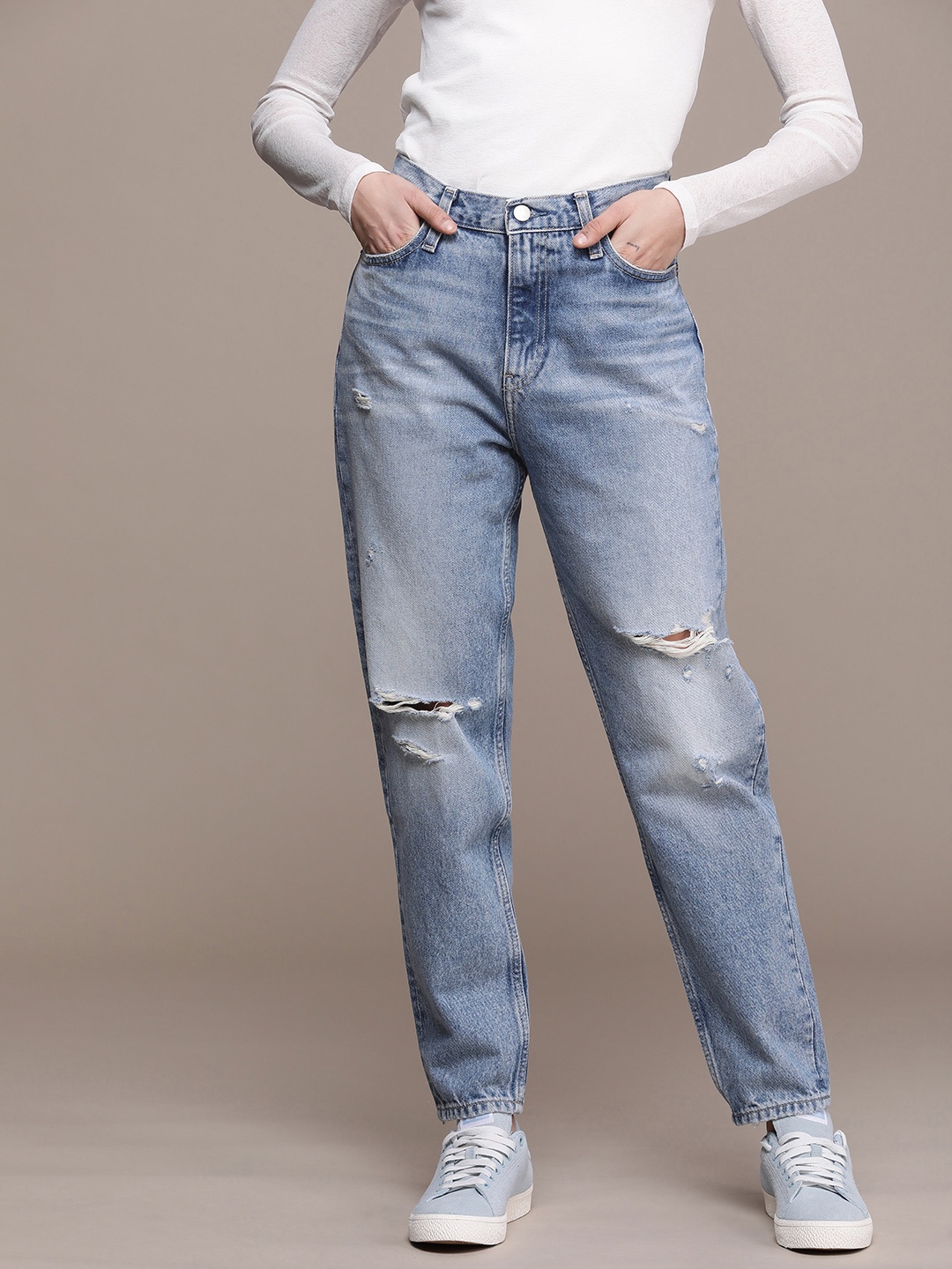 

Calvin Klein Jeans Women Mom Fit Slash Knee Light Fade Stretchable Jeans, Blue