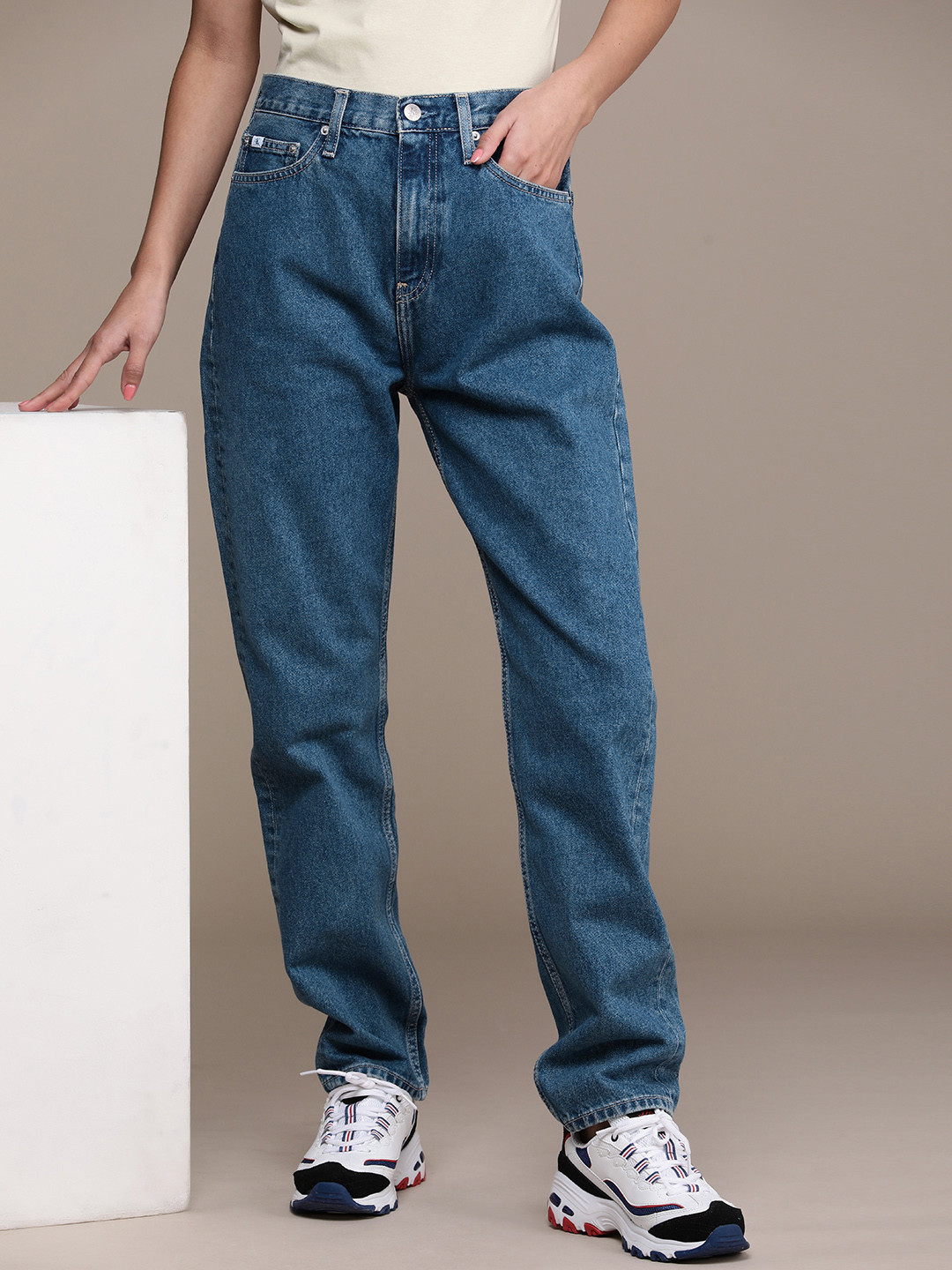 

Calvin Klein Jeans Women Pure Cotton Straight Fit Light Fade Jeans, Blue
