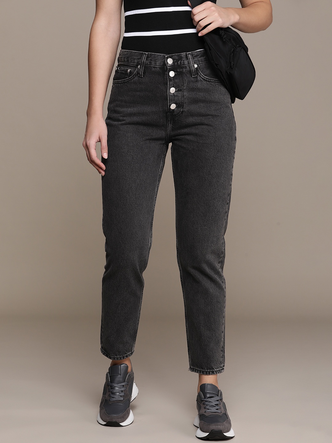 

Calvin Klein Jeans Women Pure Cotton Mom Fit Light Fade Jeans, Black