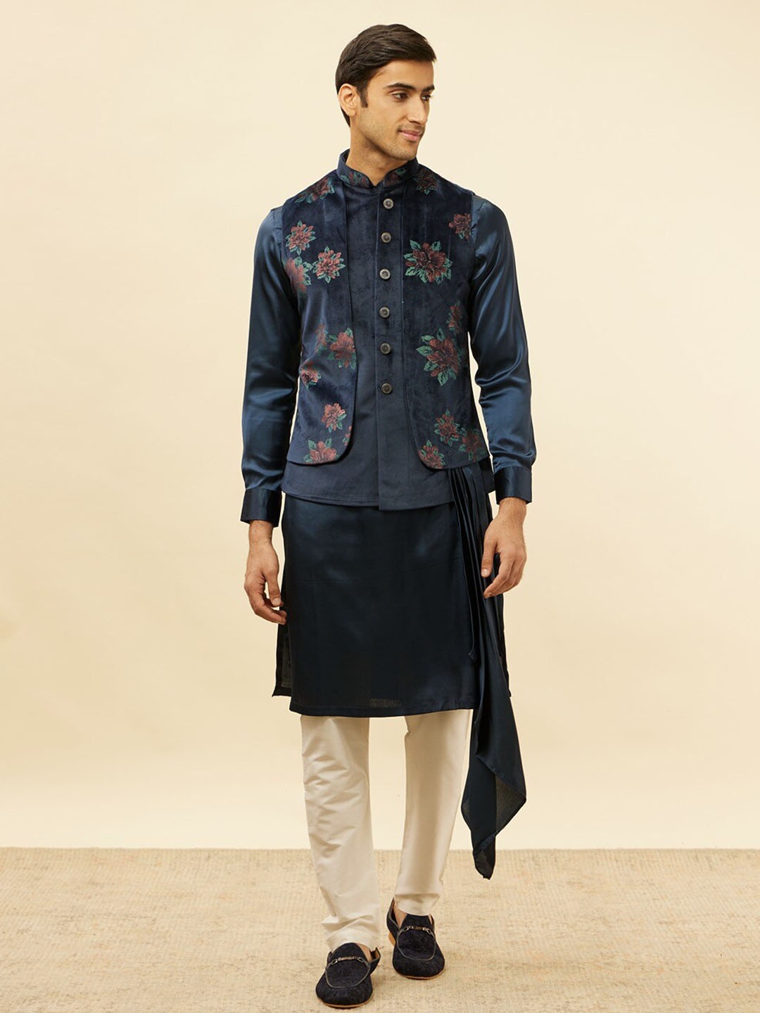

Manyavar Printed Regular Velvet Kurta & Pyjamas With Jacket, Blue