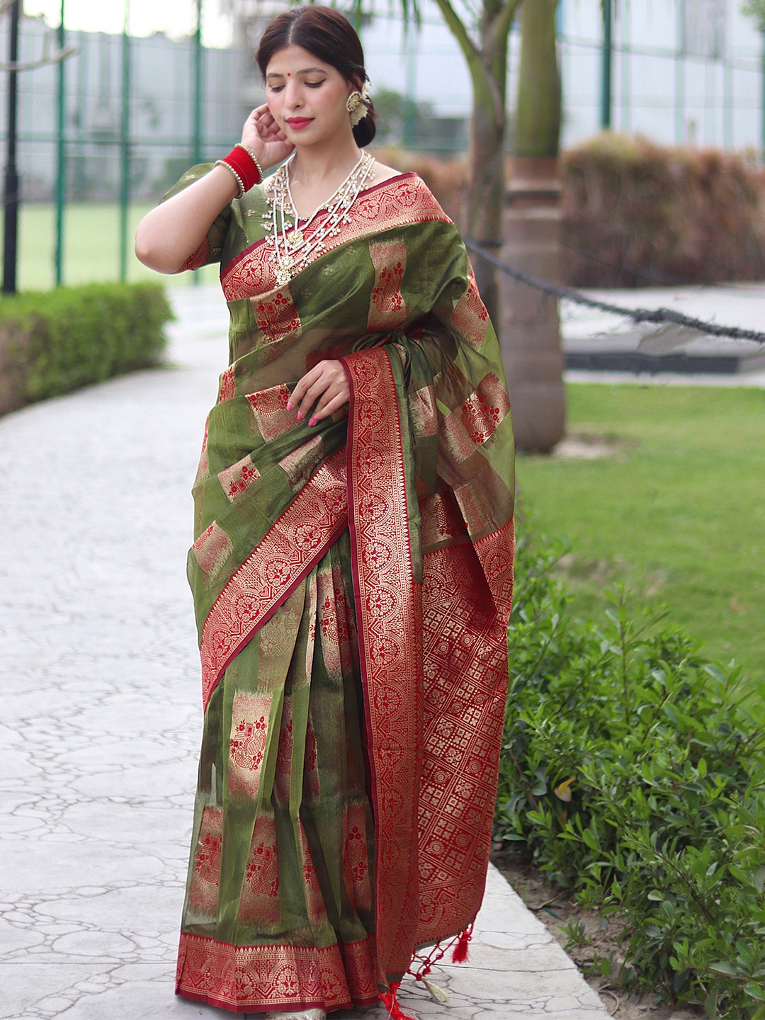 

ALMAARI FASHION Ethnic Motifs Woven Design Pure Silk Kanjeevaram Saree, Green