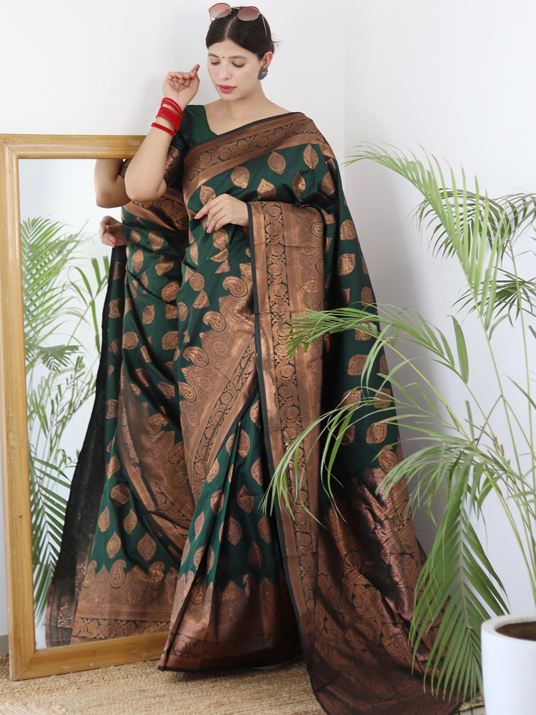 

ALMAARI FASHION Ethnic Motifs Woven Designed Zari Pure Silk Kanjeevaram Saree, Green