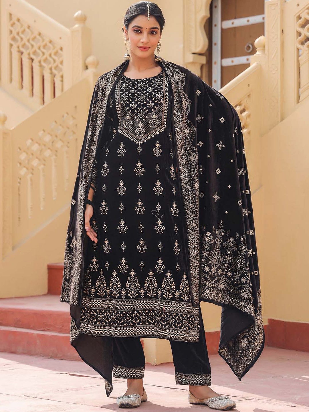 

Meena Bazaar Ethnic Motifs Embroidered Velvet Kurta With Trousers & Dupatta, Black