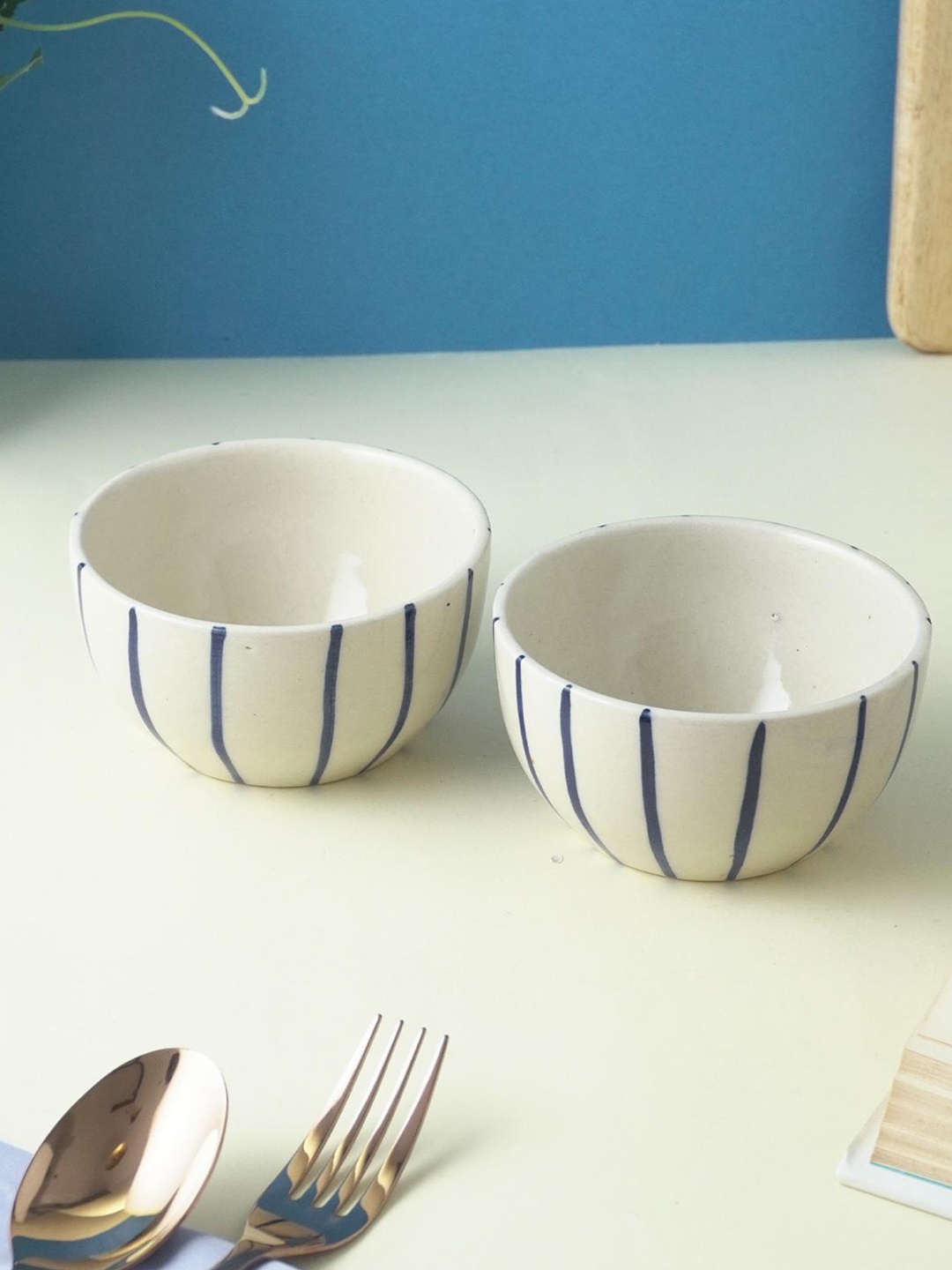 

The Decor Mart White & Blue 2 Pieces Textured Ceramic Glossy Bowls