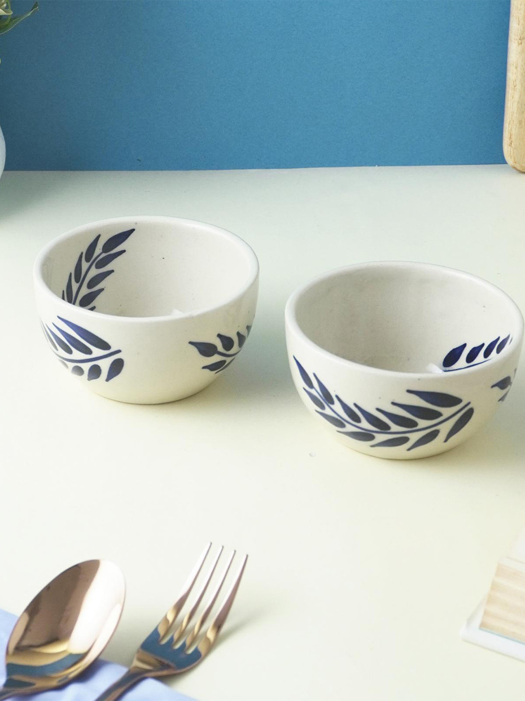 

The Decor Mart White & Blue 2 Pieces Textured Ceramic Glossy Bowls