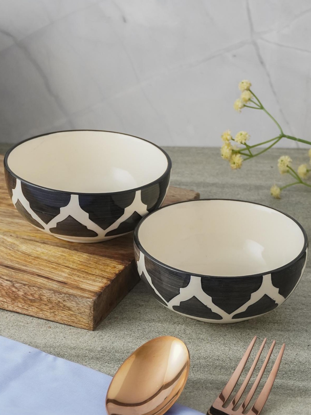 

The Decor Mart Black & Off White 2 Pieces Ceramic Glossy Bowls