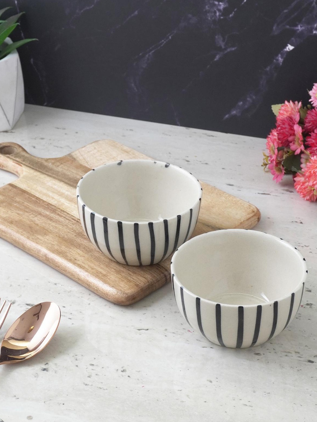 

The Decor Mart White & Black 2 Pieces Textured Ceramic Glossy Bowls