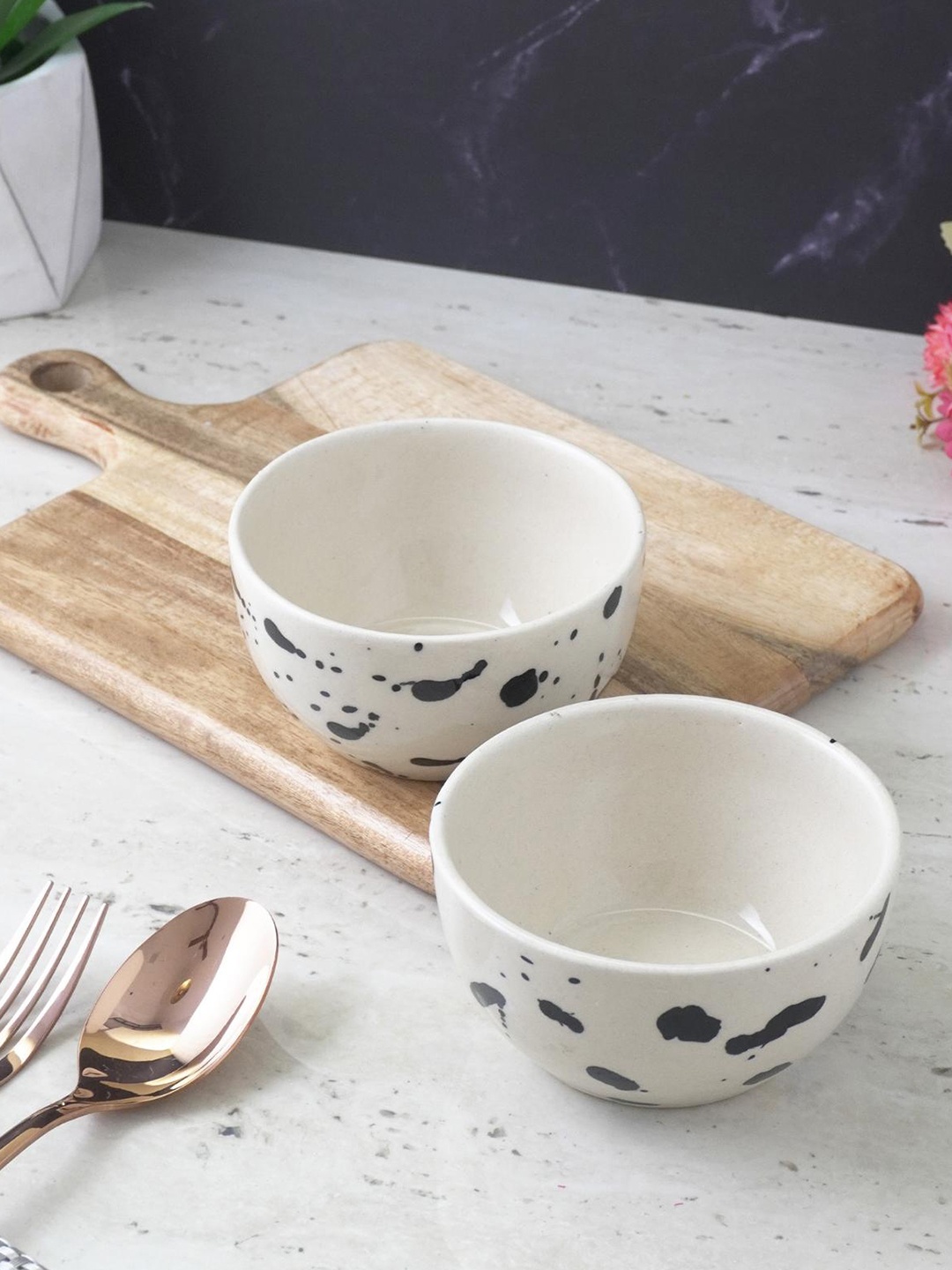 

The Decor Mart White & Blue 2 Pieces Ceramic Glossy Bowls