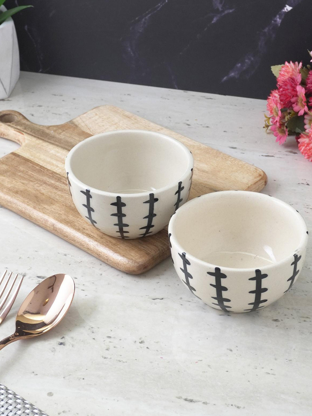

The Decor Mart White & Black 2 Pieces Textured Ceramic Glossy Bowls