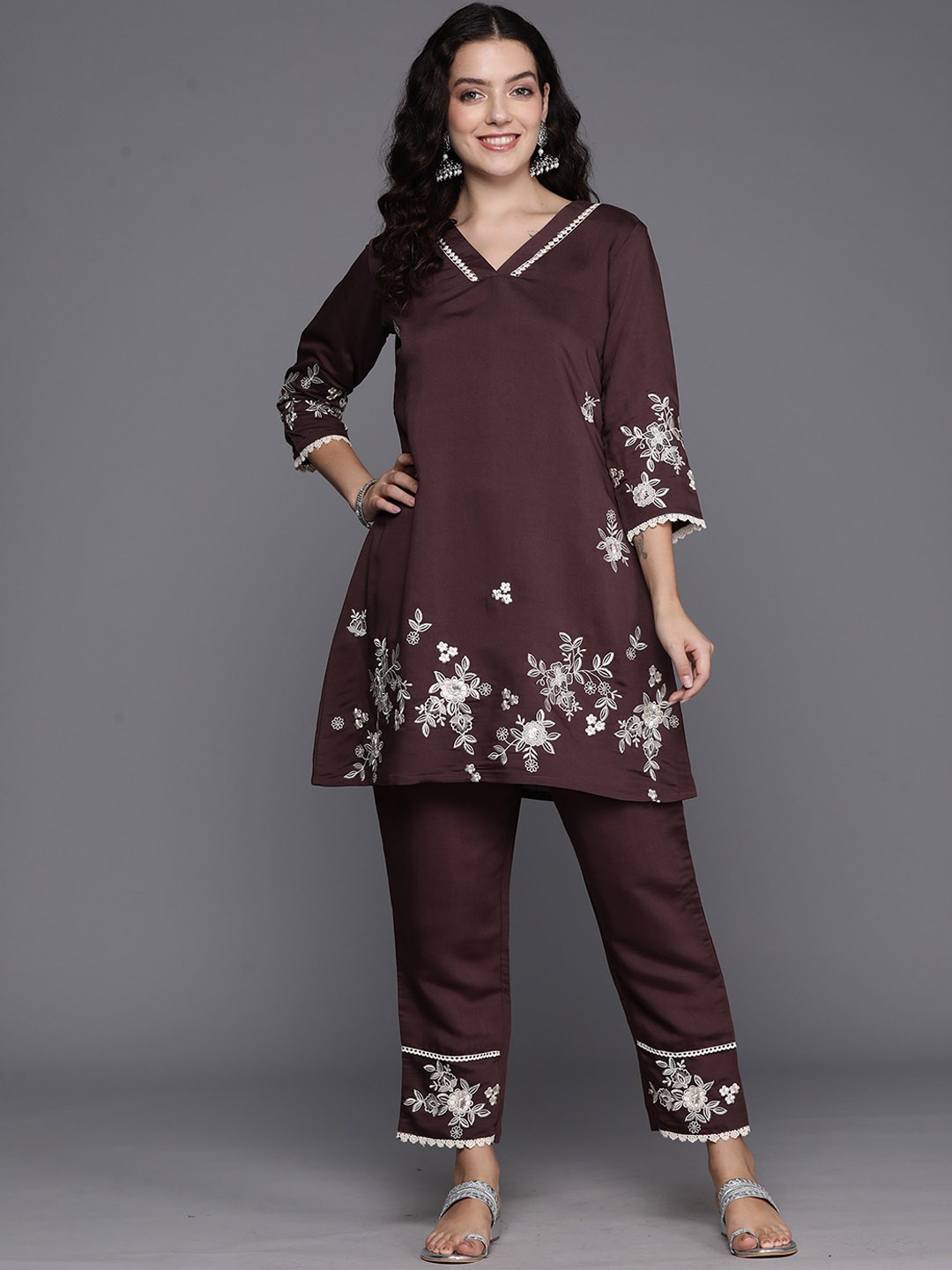 

Indo Era Floral Embroidered V-Neck Kurta with Trousers, Brown