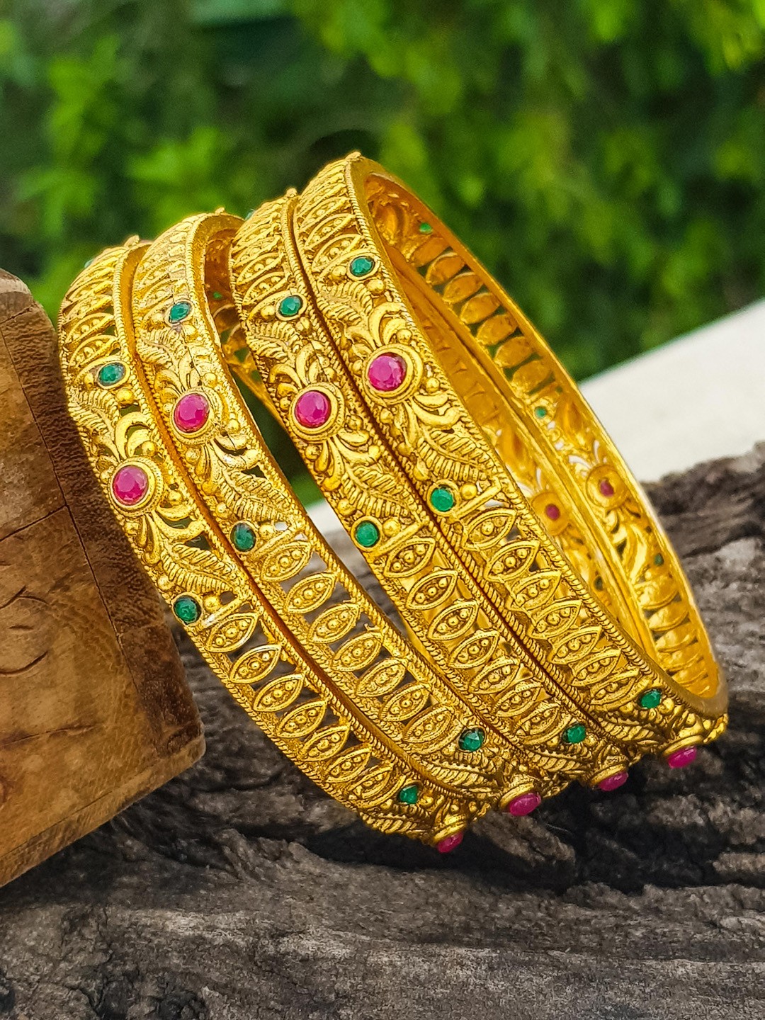 

GRIIHAM Set Of 4 Gold-Plated American Diamond Studded Bangles