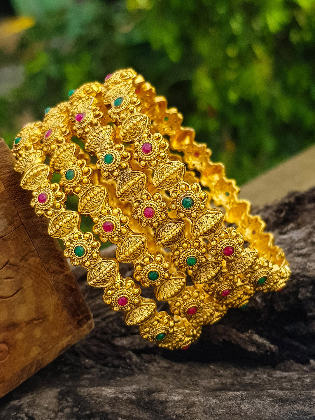 

GRIIHAM Set Of 4 Gold-Plated American Diamond Studded Bangles