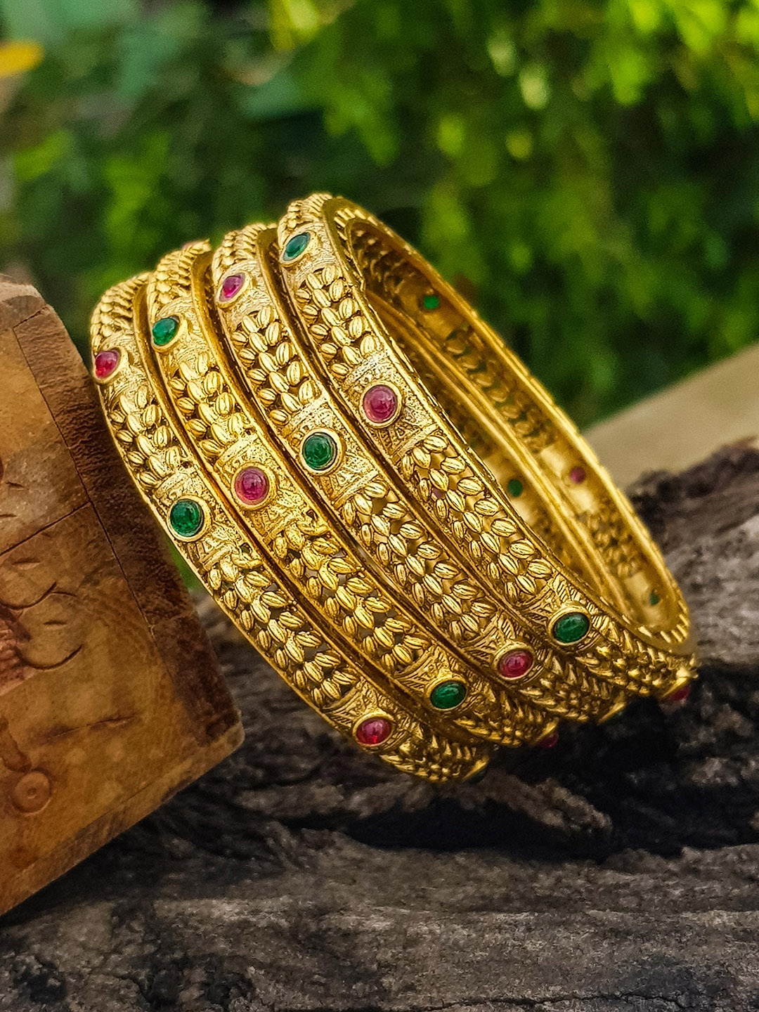 

GRIIHAM Set Of 4 Gold-Plated American Diamond Studded Bangles