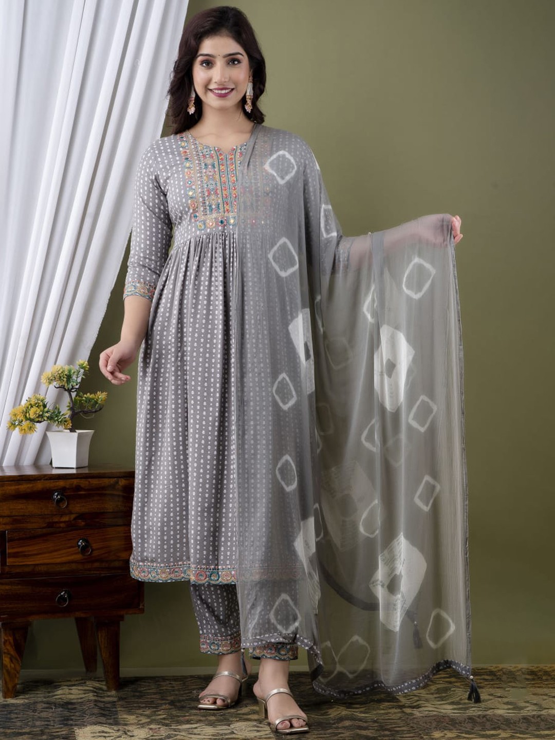 

DHROOV TARA Floral Printed Regular Kurta With Trousers & Dupatta, Grey