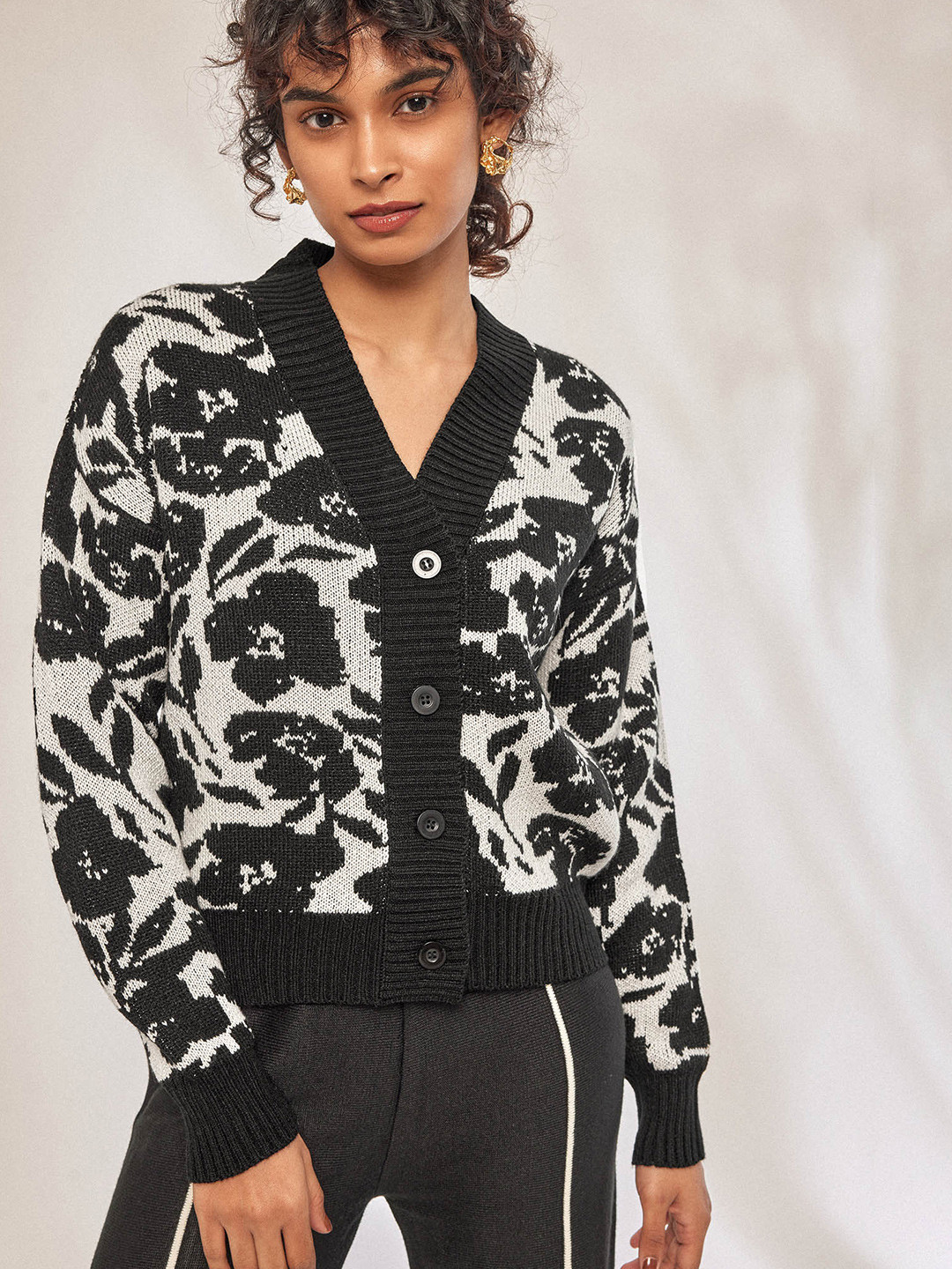 

The Label Life Women Black & White Floral Ribbed Sweater Vest